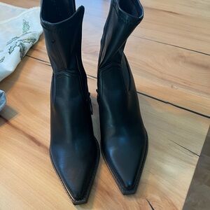Black Dolce Vita black leather pointed boots
Size 7